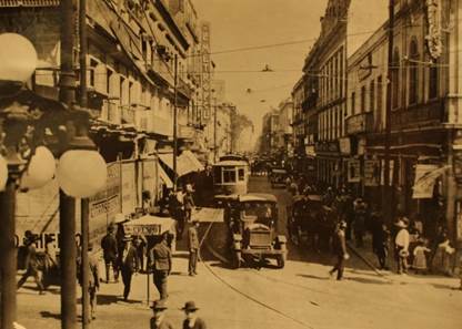 Foto en blanco y negro de personas caminando en la calle de una ciudad

Descripción generada automáticamente